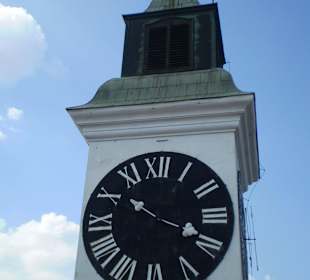 Die berühmte Uhr der Burg in Novi Sad