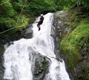 Abseilen über einen Wasserfall auf der Canopy Tour
