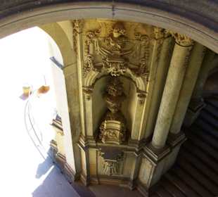Blick von der Brüstung nach unten