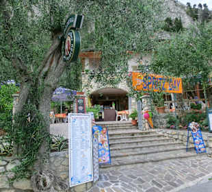 Eingang zum Biergarten/Pizzeria Augusta