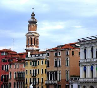 Mit Kirche im Hintergrund
