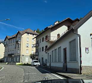 Umleitung z.Plöckenpass in der Ortschaft