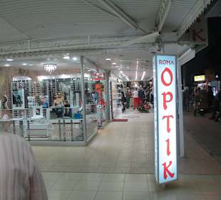 Shoppingmeile am Abend