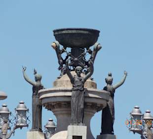 Statues on the top of the fountain