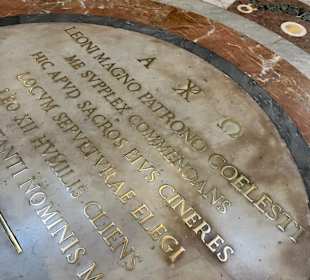 Innenansicht Petersdom Krypta
