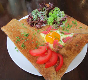 Galettes aus Buchweizen Käse, Salami, Spiegelei