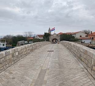 Fußgänger Brücke zur Altstadt von Nin