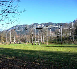 Der 14m hohe Hochseilgarten (seitlich)