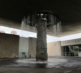 Im Eingangsbereich des Museums, Wasserfall