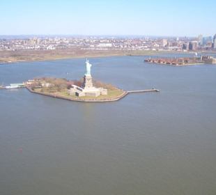 Freiheitsstatue vom Helikopter aus