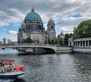 Dom von der Spree aus