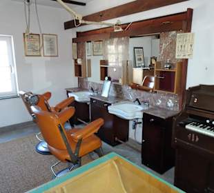 Beim Friseur im Dörpmuseum Münkeboe
