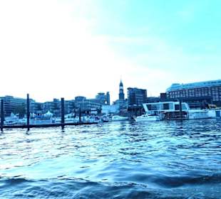 Hamburger Hafen mit vielen Schiffen