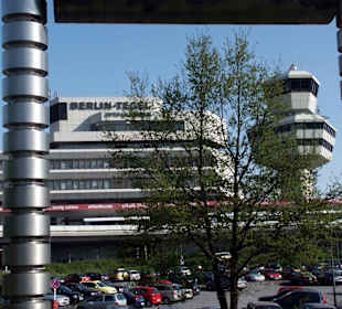 Ansicht frontal über den Parkraum Turm und Gebäude