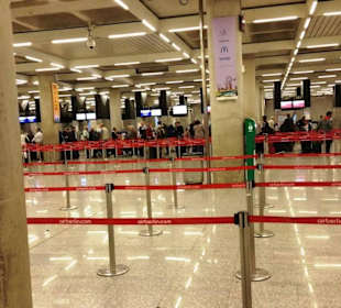 Abflugsammelbereich AB