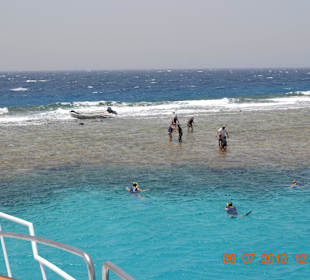 Der Unfall im Hintergrund das zerstörte Boot