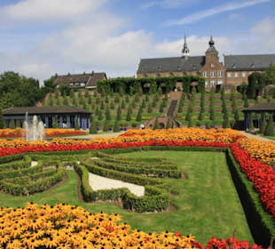 Blumenornamente im Klostergarten