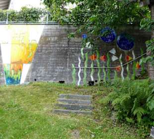 Ausgefallene Dekoration der Stützmauer