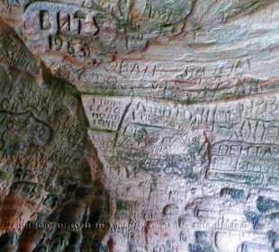 Ein Meer von Fels-Eingravierungen von Besuchern