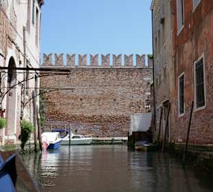 Dahinter das Museo Arsenale