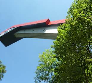 Die Heini-Klopfer-Skiflugschanze beim Freibergsee