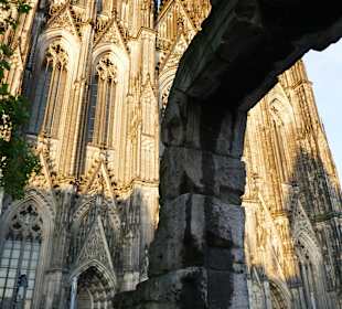 Römischer Bogen vor dem Dom