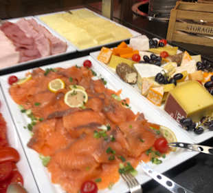 Köstlicher Lachs täglich am Frühstücksbuffett Wellnesshotel ...liebes Rot-Flüh