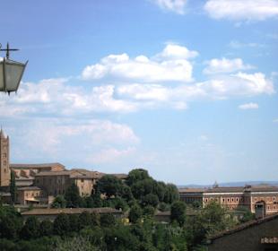 Im Hintergrund die Basilika