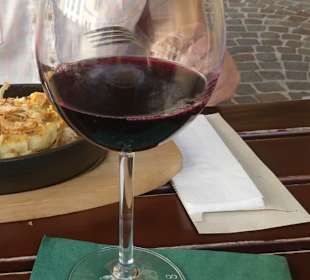 Zum Essen im Freien vor dem Gasthof Johanniter