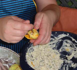 Kürbisblüten werden gefüllt.