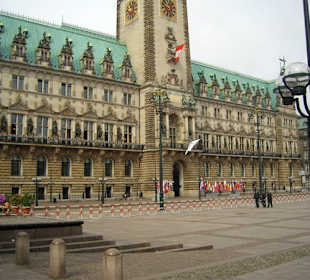 Das Rathaus mit Vorplatz