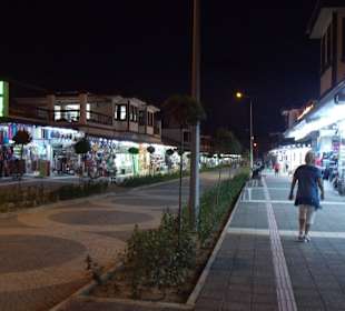 Neue Einkaufsmeile links vom Hotel 