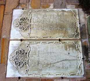 Alte Grabplatten
