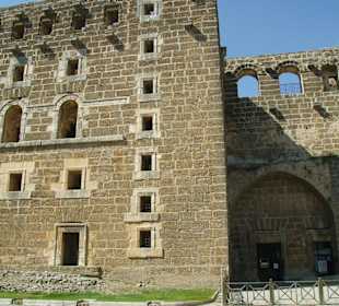Eingang vom Theater Aspendos