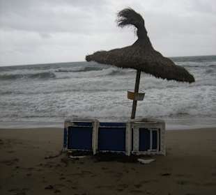 Strand in Canyamel an einem Regentag