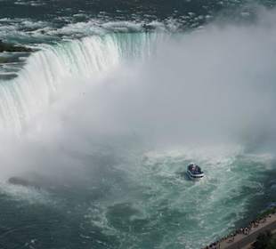 Kleines Boot, gewaltiger Wasserfall