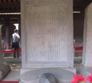 Stein-Stele mit Namen der Absolventen