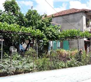Unweit der Taverne im Dorf