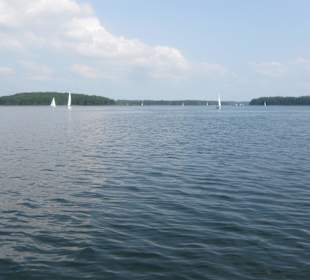 Spokój, w oddali łódki