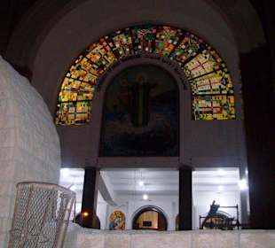 Haupteingang der riesigen Kirche