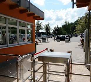 Eingangsbereich Blick Parkplätze