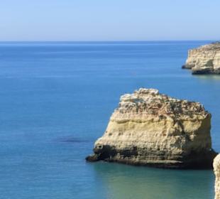 Praia de Marinha mit toller Küste und Strand