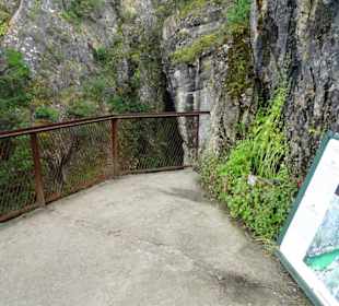 Die Aussichtsplattform über dem Quelltopf