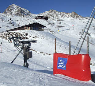 Schlossalm, Blick auf zwei Skihütten