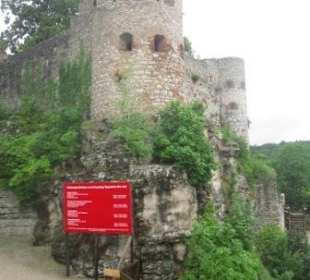 Die Schalentürme über dem äußeren Burggraben