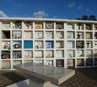 In dieser Wand stehen die Urnen