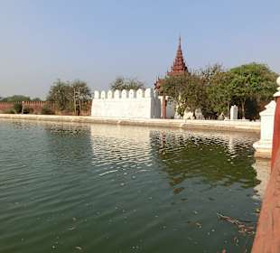 Palastmauer und Wassergraben