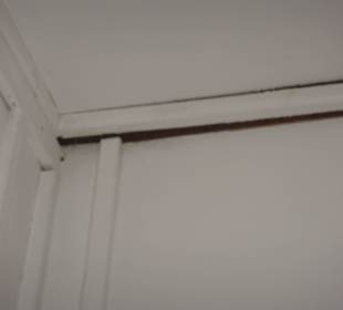 Breite Spalten an den Wänden