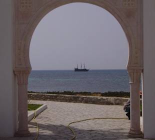 Arco con vista sul mare e tipico galeone