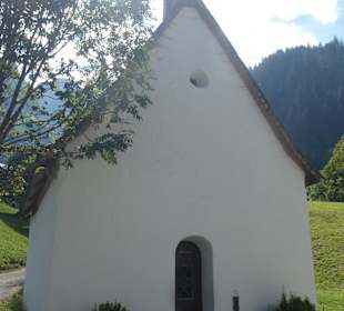 Kleine Kapelle vor tollem Bergpanorama